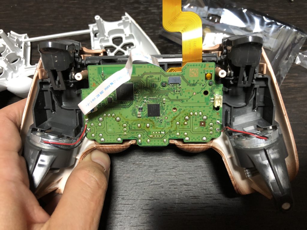 入れ替えたフロントシェルに基盤を入れる