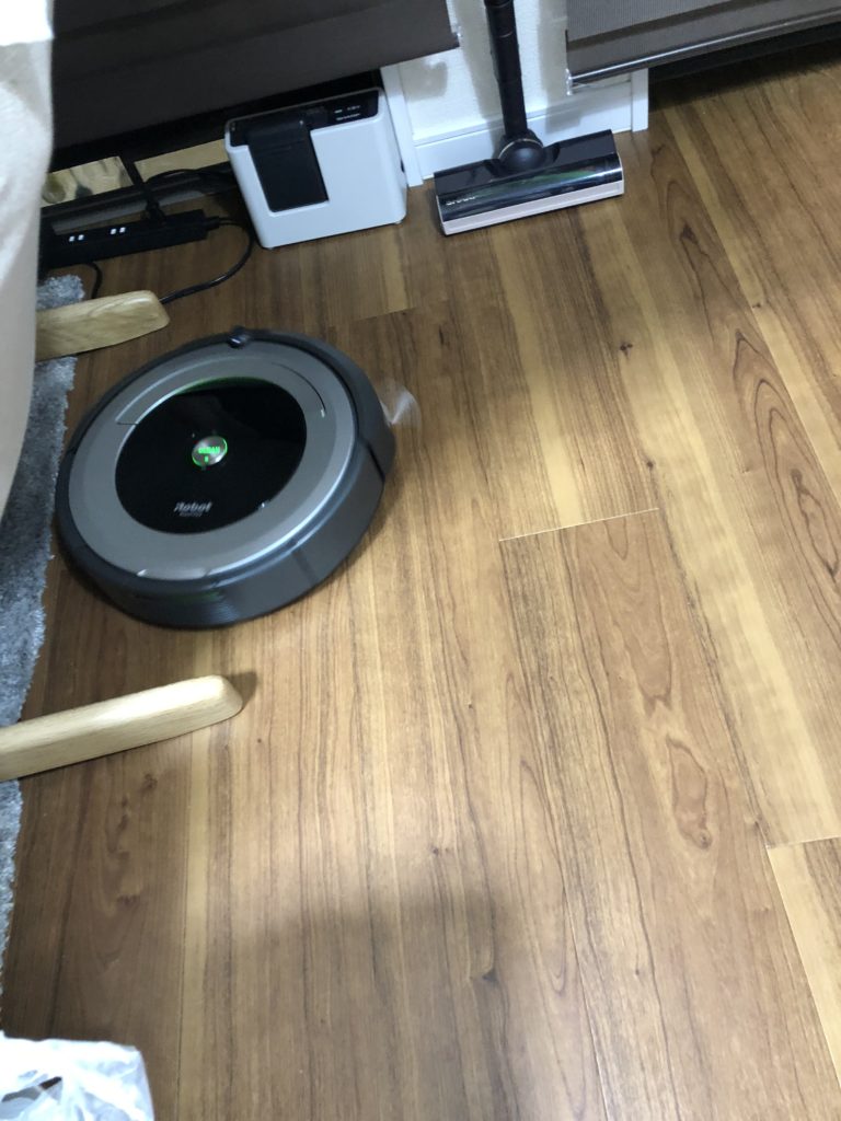 掃除中のルンバ