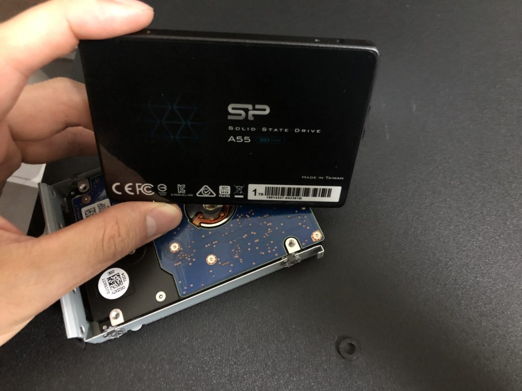 SSDを取り付ける